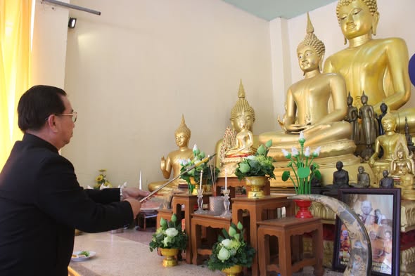 กิจกรรม “รวมพลังสร้างสัปปายะสู่วัดด้วยวิถี 5ส” Big Cleaning Day วันที่ 2 ธันวาคม 2568 เวลา 13.00 น. ณ วัดอุดมประชาสามัคคี บ้านคำโพน หมู่ที่ 6 ตำบลนาจารย์ อำเภอเมือง จังหวัดกาฬสินธุ์ นายสมนึก คำรัศมี นายกเทศมนตรีตำบลนาจารย์ พร้อมด้วยคณะผู้บริหาร ประธานสภา สมาชิกสภาเทศบาล ปลัดเทศบาล รองปลัดเทศบาล หัวหน้าส่วนราชการ พนักงานเทศบาล พนักงานจ้าง  ผู้ใหญ่บ้าน ผู้อำนวยการโรงพยาบาลส่งเสริมสุขภาพตำบลบ้านนาจารย์  ผู้อำนวยการโรงเรียนคำโพนคำม่วงวิทยาพร้อมด้วยคณะครูและนักเรียน และประชาชนในพื้นที่ ร่วมดำเนินกิจกรรม “รวมพลังสร้างสัปปายะสู่วัดด้วยวิถี 5ส (Big Cleaning Day)” ภายในงานมีการจัดพิธี เจริญพระพุทธมนต์ และ เจริญจิตภาวนา เพื่ออุทิศถวายเป็นพระราชกุศลแด่ พระบาทสมเด็จพระเจ้าอยู่หัว เนื่องในโอกาสวันพระบรมราชสมภพ พระบาทสมเด็จพระบรมชนกาธิเบศร มหาภูมิพลอดุลยเดชมหาราช บรมนาถบพิตร และวันพ่อแห่งชาติ (5 ธันวาคม 2568) กิจกรรมครั้งนี้มุ่งส่งเสริมให้วัดเป็นพื้นที่สะอาด สงบ และเอื้อต่อการปฏิบัติธรรม เป็นศูนย์กลางของชุมชนที่อบอวลด้วยความสุข และสัปปายะแห่งการอยู่ร่วมกัน