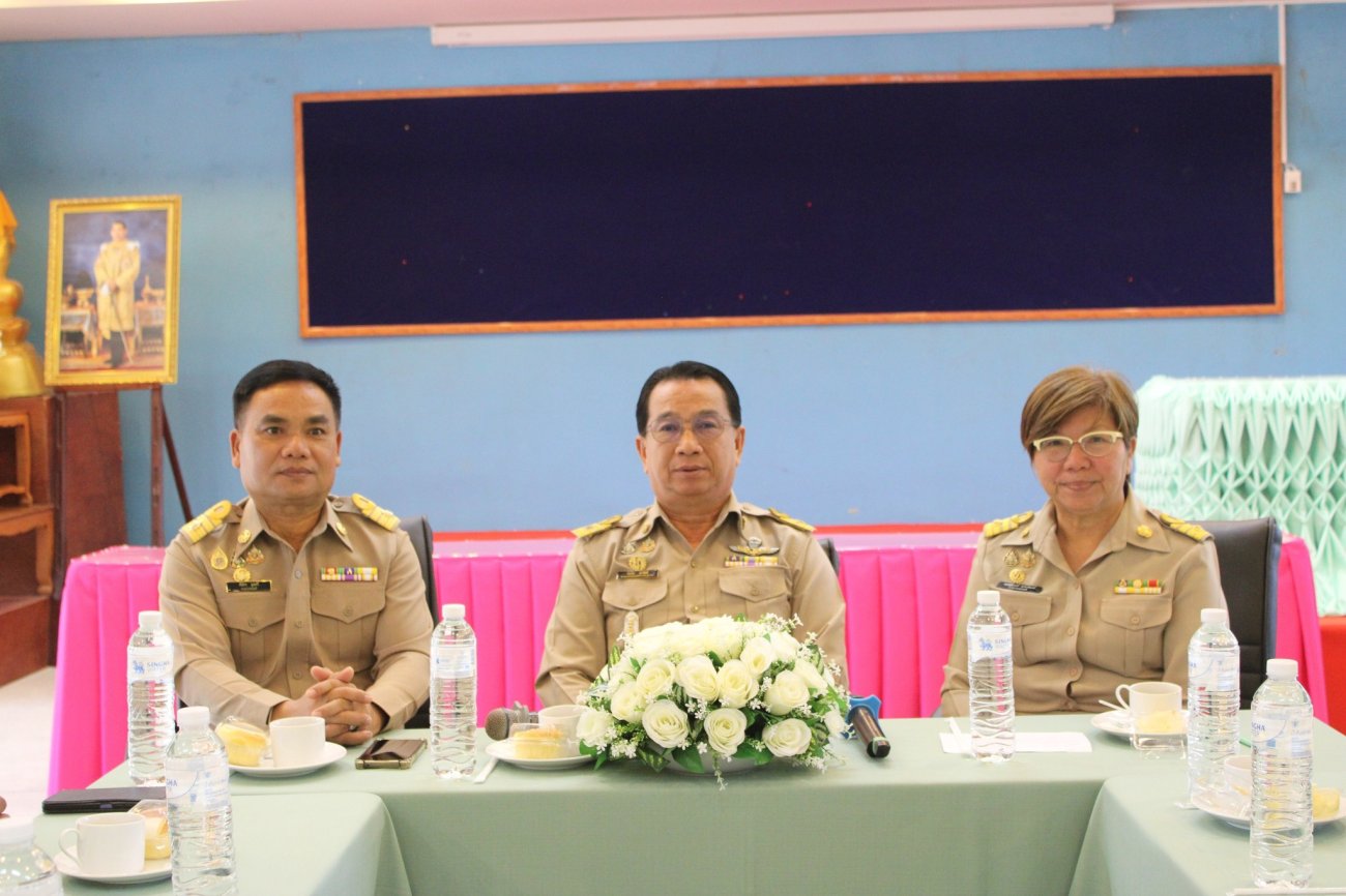 วันที่ 1 ธันวาคม 2568 เวลา 10.00 น. ณ อาคารประชุม 1 เทศบาลตำบลนาจารย์ นายสมนึก คำรัศมี นายกเทศมนตรีตำบลนาจารย์ พร้อมด้วยผู้ช่วยผู้บริหารท้องถิ่น ปลัดเทศบาล รองปลัดเทศบาล หัวหน้าส่วนราชการ และพนักงานเทศบาลตำบลนาจารย์ ร่วมให้การต้อนรับ นายพัสกร มูลศรี นายกเทศมนตรีตำบลเหนือ อำเภอเมือง จังหวัดกาฬสินธุ์ และ นางสาวกรรณิการ์ อุดรพิมพ์ นายกเทศมนตรีตำบลห้วยผึ้ง อำเภอห้วยผึ้ง จังหวัดกาฬสินธุ์ พร้อมคณะที่ได้เดินทางมาเยี่ยมเยือนและร่วมแสดงความยินดีกับ  นายพงศ์ธนัญญ์ ธารสมบัติ หัวหน้าฝ่ายพัฒนาชุมชน ผู้ผ่านการสรรหาเพื่อแต่งตั้งให้ดำรงตำแหน่งสายงานผู้บริหาร  นางสาวกีฬะภา ญานนนท์ นักจัดการงานทะเบียนและบัตรชำนาญการ โอน (ย้าย) มาจากเทศบาลตำบลห้วยผึ้ง อำเภอห้วยผึ้ง จังหวัดกาฬสินธุ์ เทศบาลตำบลนาจารย์ขอแสดงความยินดี และขอต้อนรับทั้งสองท่านด้วยความยินดียิ่งค่ะ