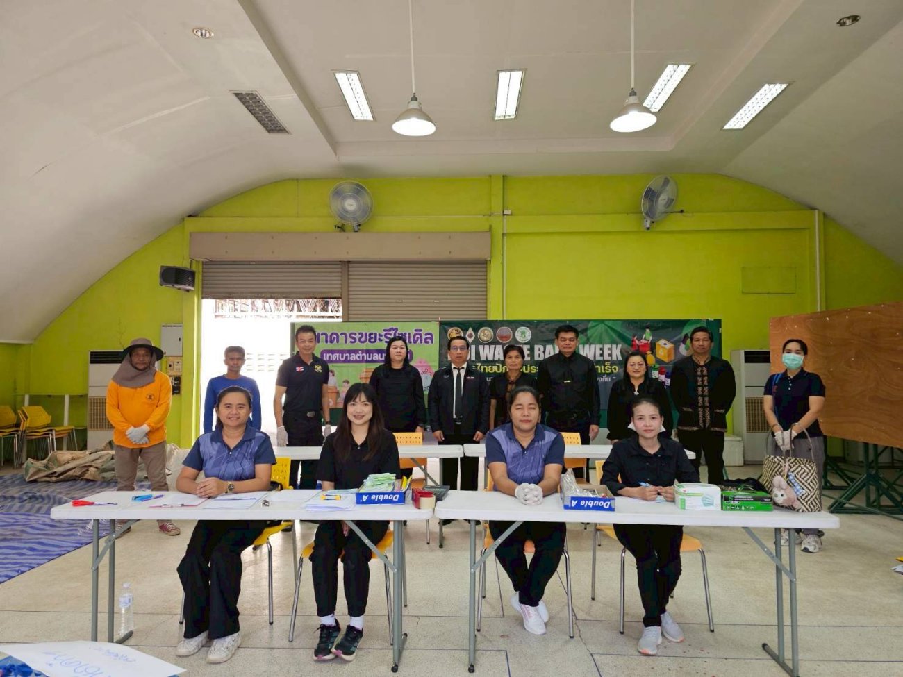 วันที่ 19 กุมภาพันธ์ 2569  เวลา 08.30 น. นายสมนึก คำรัศมี นายกเทศมนตรีตำบลนาจารย์ พร้อมด้วยปลัดเทศบาล รองปลัดเทศบาล พนักงานเทศบาล คณะครู นักเรียนโรงเรียนอนุบาลเทศบาลตำบลนาจารย์ และพี่น้องประชาชน  ร่วมใจนำขยะรีไซเคิลมาฝากและขายกับ  ธนาคารขยะรีไซเคิลเทศบาลตำบลนาจารย์  กิจกรรมครั้งที่ 18 ประจำเดือนกุมภาพันธ์ 2569