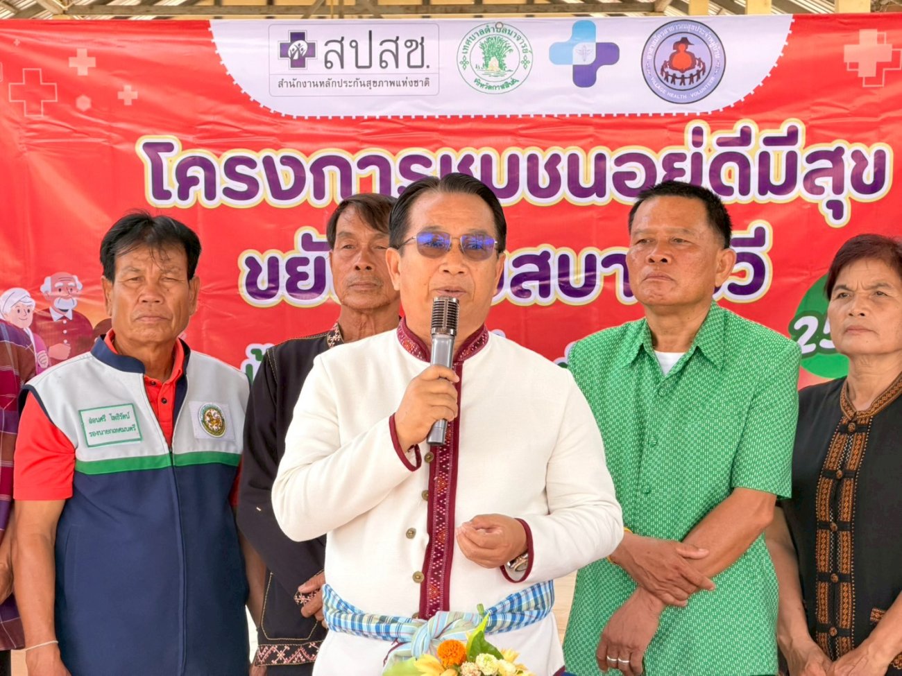 โครงการชุมชนอยู่ดีมีสุข ขยับกายสบายชีวี  ประจำปี 2569 วันที่ 27 พฤษภาคม 2569  เวลา 09.00 น.  ณ บ้านโจด หมู่ที่ 7 ตำบลภูปอ เทศบาลตำบลนาจารย์  นายสมนึก คำรัศมี นายกเทศมนตรีตำบลนาจารย์ เป็นประธานในพิธีเปิดโครงการชุมชนอยู่ดีมีสุข ขยับกายสบายชีวี ประจำปี 2569 โดยมีคณะผู้บริหาร ปลัดเทศบาล รองปลัดเทศบาล ประธานสภาฯ สมาชิกสภาเทศบาล ผู้อำนวยการกองสาธารณสุขฯ อาสาสมัครสาธารณสุขประจำหมู่บ้าน (อสม.) ประชาชนในพื้นที่เข้าร่วมเป็นเกียรติและเข้าร่วมกิจกรรมอย่างพร้อมเพรียง  การจัดโครงการในครั้งนี้ มีวัตถุประสงค์เพื่อส่งเสริมให้ประชาชนหันมาใส่ใจสุขภาพ ออกกำลังกายอย่างสม่ำเสมอ และปรับเปลี่ยนพฤติกรรมสุขภาพ เพื่อลดความเสี่ยงจากโรคไม่ติดต่อเรื้อรัง เช่น โรคเบาหวาน ความดันโลหิตสูง และโรคหลอดเลือดสมอง  โครงการดังกล่าวได้รับงบประมาณสนับสนุนจาก  กองทุนหลักประกันสุขภาพเทศบาลตำบลนาจารย์ นับเป็นอีกหนึ่งกิจกรรมสำคัญในการยกระดับคุณภาพชีวิตของประชาชนในพื้นที่ และสร้างความตระหนักรู้ในการดูแลสุขภาพอย่างต่อเนื่อง