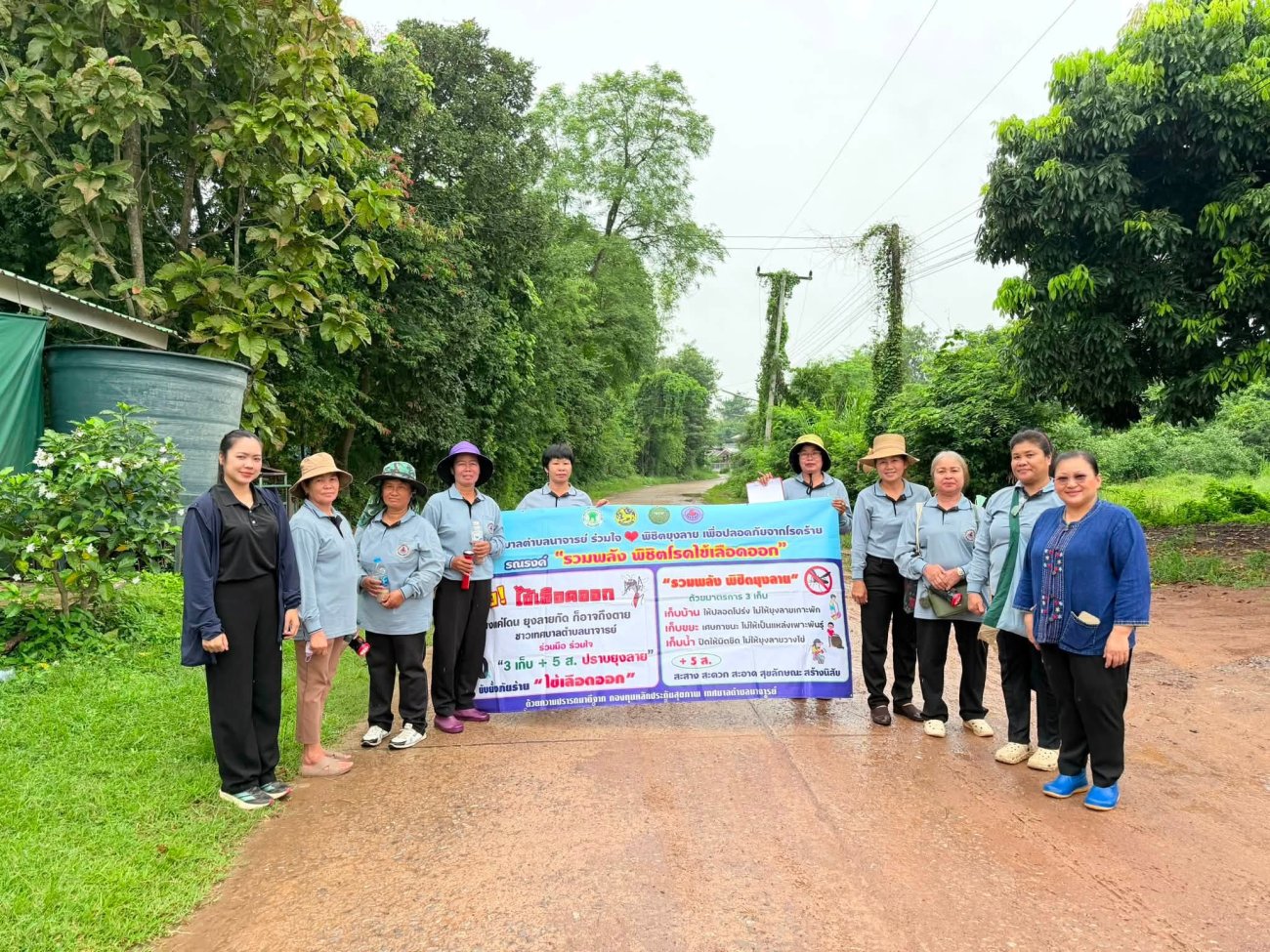 วันที่ 5 สิงหาคม 2569  เทศบาลตำบลนาจารย์ นำโดย นายสมนึก คำรัศมี นายกเทศมนตรีตำบลนาจารย์ มอบหมายให้ กองสาธารณสุขและสิ่งแวดล้อม ออกปฏิบัติการป้องกันโรคไข้เลือดออกและติดตามประเมินกิจกรรม  สำรวจและทำลายแหล่งเพาะพันธุ์ ลูกน้ำยุงลาย ซึ่งเป็นพาหะนำโรคไข้เลือดออก โดยความร่วมมือกับ  คณะ อสม. ในพื้นที่  พื้นที่ดำเนินการ: บ้านโนนสะอาด หมู่ 5 ตำบลไผ่  ภายใต้โครงการชุมชนร่วมใจ ป้องกันโรคไข้เลือดออก ประจำปีงบประมาณ 2569