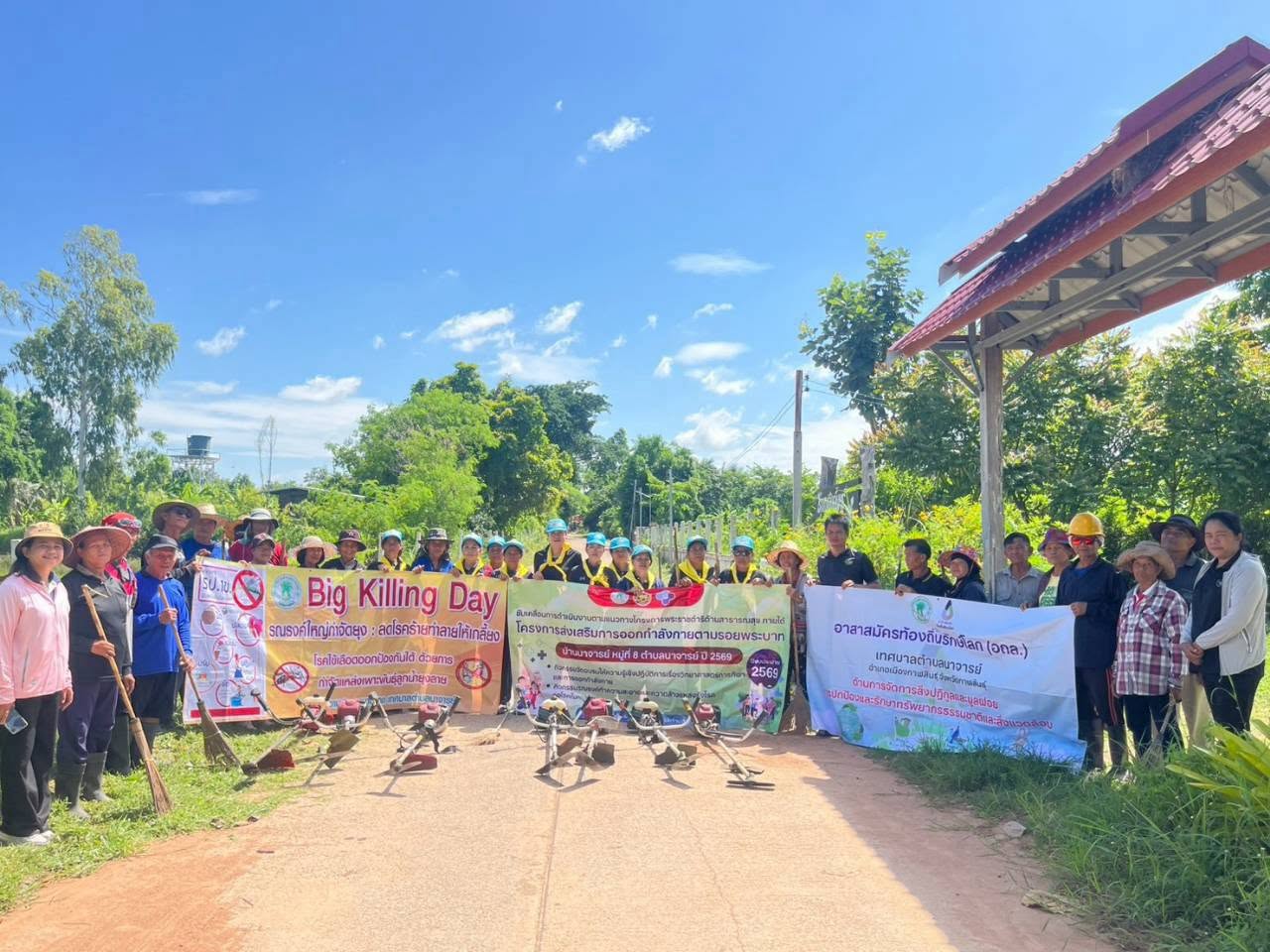 ร่วมใจพัฒนาชุมชน สร้างสิ่งแวดล้อมที่สะอาด ปลอดภัย ห่างไกลไข้เลือดออก  สรุปผลการดำเนินกิจกรรมที่ 2 บ้านนาจารย์ หมู่ที่ 8 ตำบลนาจารย์  เทศบาลตำบลนาจารย์ ร่วมกับผู้นำชุมชน อาสาสมัคร และพี่น้องประชาชน บ้านนาจารย์ หมู่ที่ 8 ดำเนินกิจกรรมภายใต้ โครงการส่งเสริมการออกกำลังกายตามรอยพระบาท ประจำปีงบประมาณ 2569  ร่วมกันทำความสะอาดชุมชน กำจัดแหล่งเพาะพันธุ์ยุงลาย ปรับปรุงภูมิทัศน์ และจัดระเบียบบริเวณหมู่บ้าน เพื่อป้องกันโรคไข้เลือดออก พร้อมสร้างสภาพแวดล้อมที่สะอาด ปลอดภัย และเอื้อต่อการมีสุขภาพที่ดีของประชาชน  กิจกรรมในครั้งนี้เป็นการน้อมนำแนวพระราชดำริ "เราทำความดี ด้วยหัวใจ" มาปฏิบัติอย่างเป็นรูปธรรม โดยเปิดโอกาสให้ทุกภาคส่วนมีส่วนร่วมในการดูแลชุมชนของตนเอง สร้างความเข้มแข็งและส่งเสริมคุณภาพชีวิตของประชาชนอย่างยั่งยืน